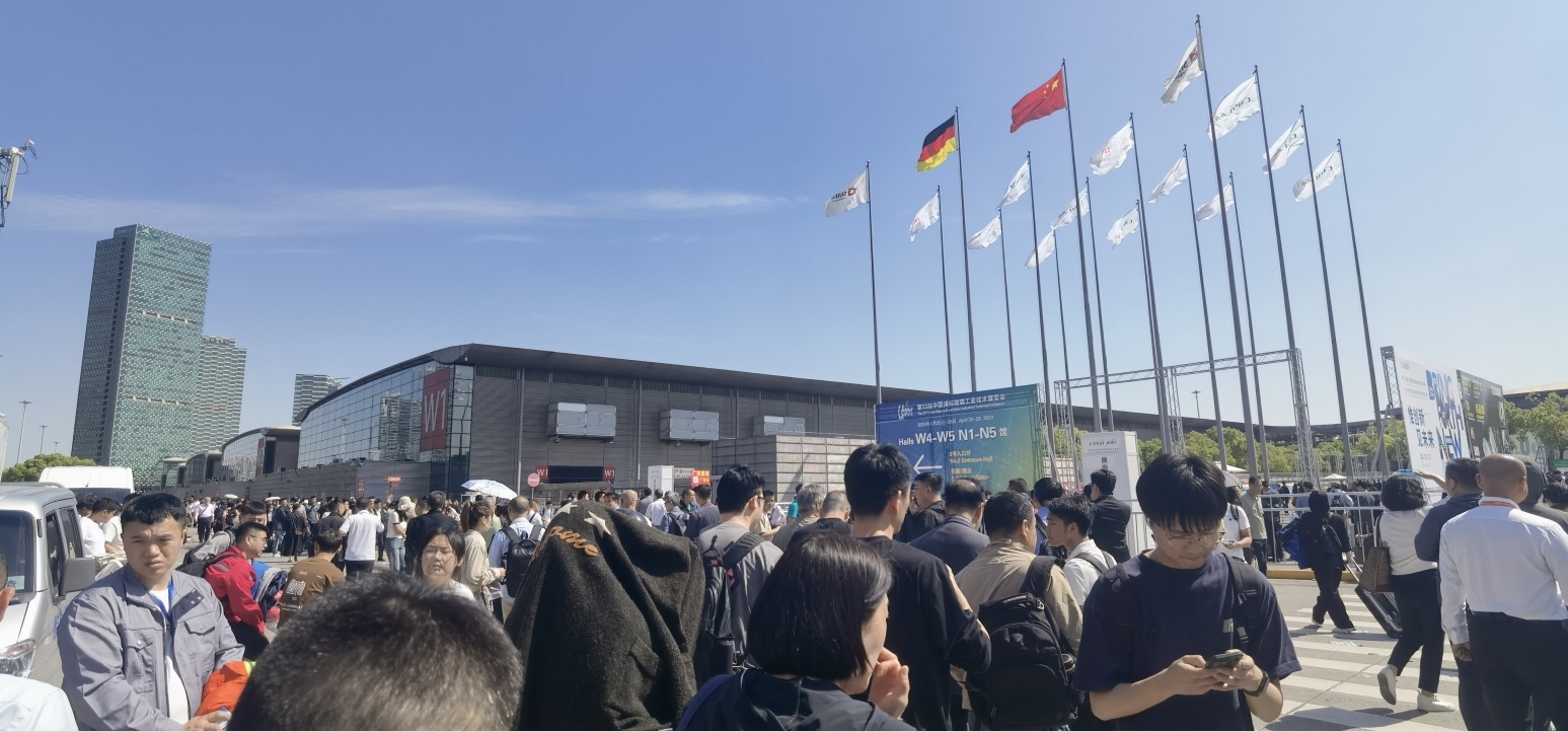 China glass exhibition.jpg